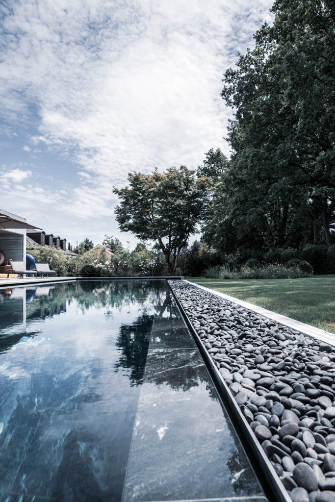 Piscine miroir à lisière négative a Genève