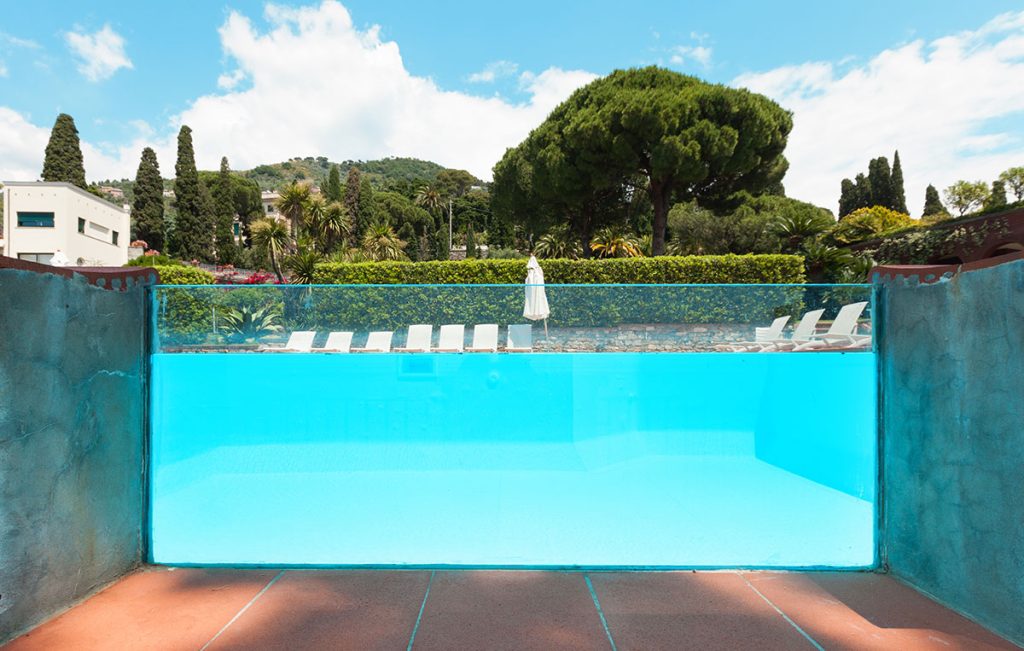 Piscine paroi transparente en vitre